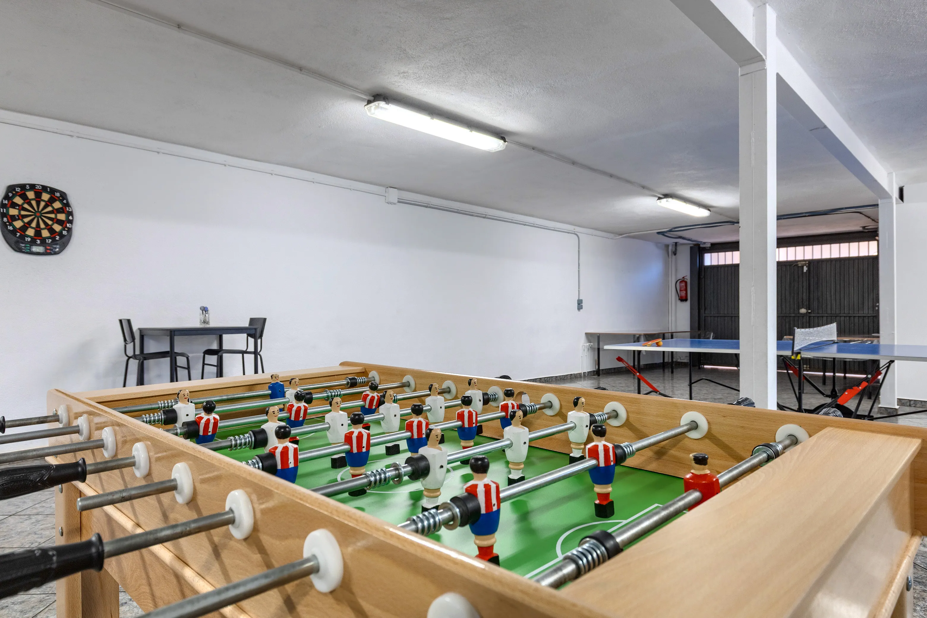 Futbolín clásico y dardos